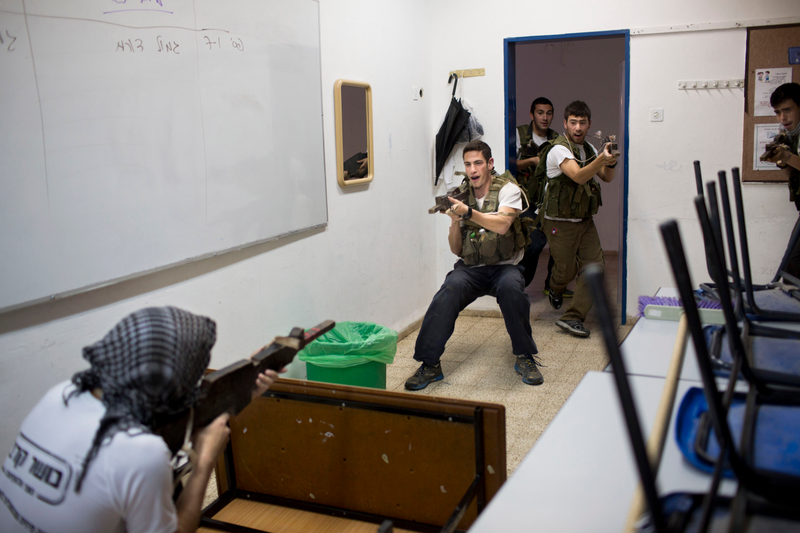 Illustration for article titled Armas y rituales: cómo se preparan en Israel para entrar en el ejército